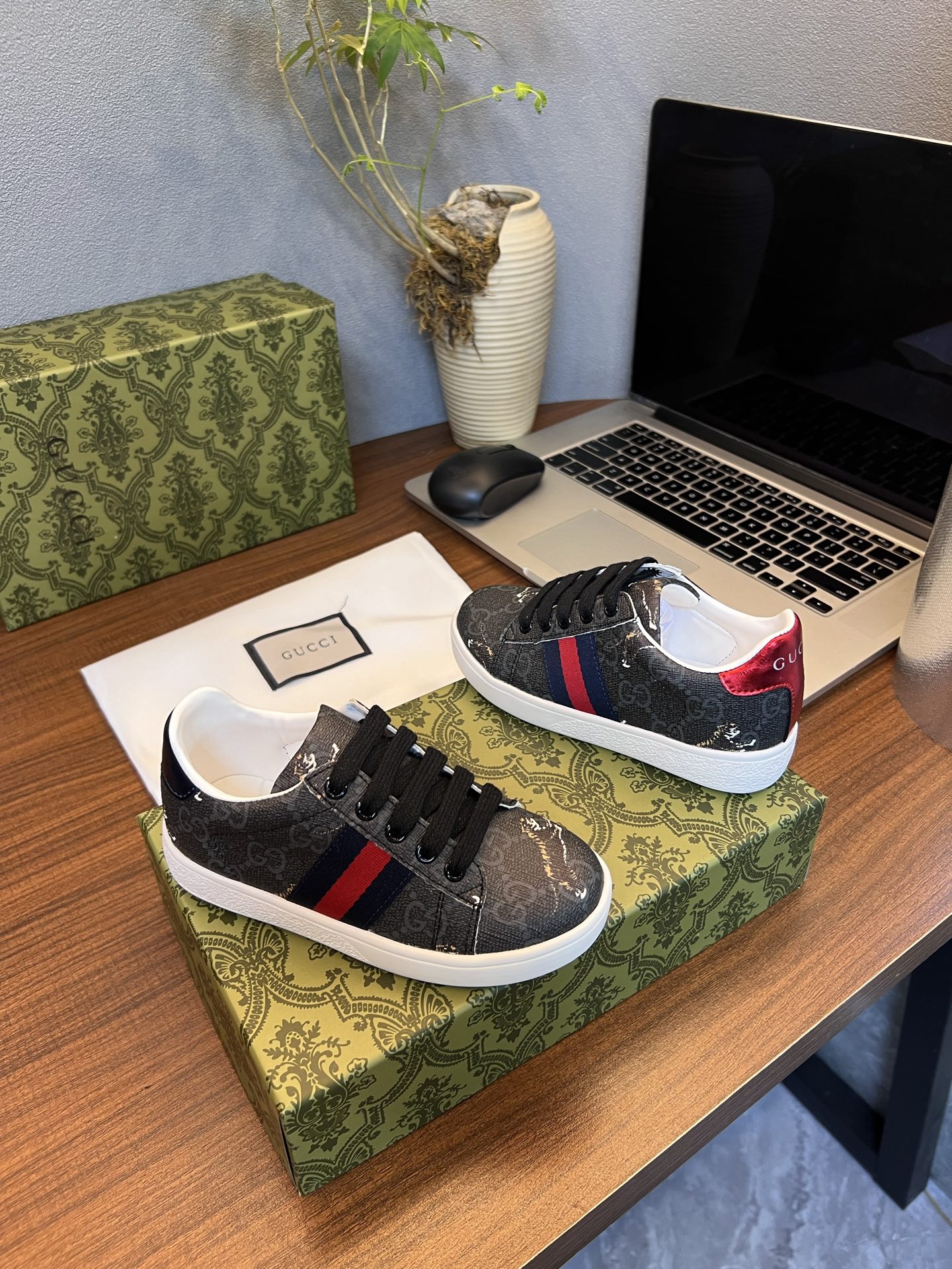 Children's shoes child
